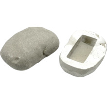 Künstleche Steen als Schlësselverstopp mat enger rechteckeger Ausspuerung op der Ënnertsäit.