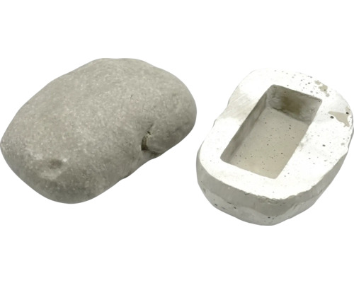 Künstleche Steen als Schlësselverstopp mat enger rechteckeger Ausspuerung op der Ënnertsäit.