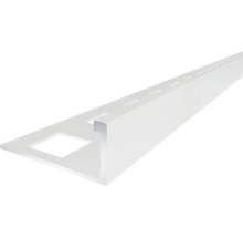 Profilé blanc pour carrelage en forme de L en plastique avec aile de fixation perforée.