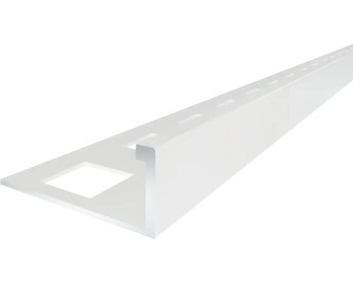 Profilé blanc pour carrelage en forme de L en plastique avec aile de fixation perforée.