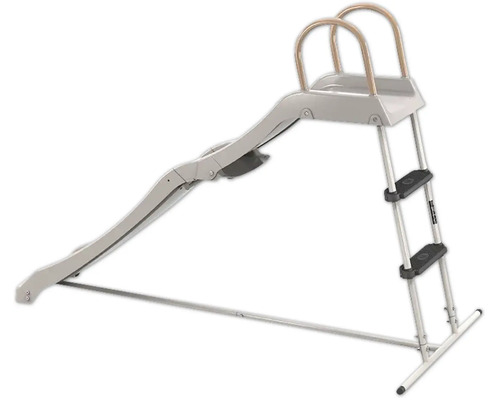 Toboggan de piscine autoportant avec échelle et mains courantes en métal.