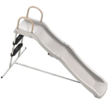 Toboggan pour enfants autoportant avec échelle et mains courantes en plastique et métal.