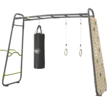 Station de fitness d’extérieur EXIT Toys avec barre de singe, sac de frappe, anneaux de gymnastique et mur d’escalade.