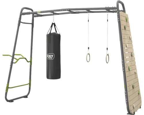 Station de fitness d’extérieur EXIT Toys avec barre de singe, sac de frappe, anneaux de gymnastique et mur d’escalade.