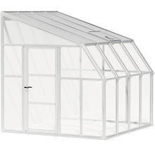 Anlehngewächshaus mat wäissem Kader, transparente Paneelen, enger Dier an enger Daachfënster.