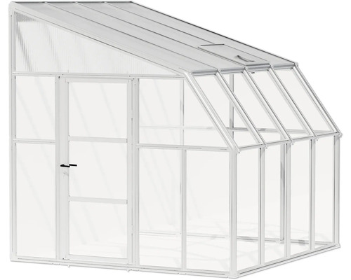 Anlehngewächshaus mat wäissem Kader, transparente Paneelen, enger Dier an enger Daachfënster.