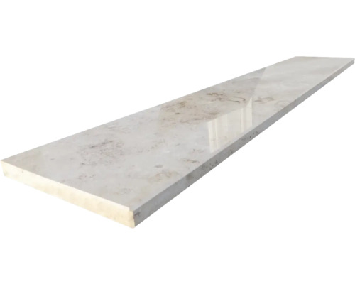 Fensterbank aus poliertem Naturstein mit Marmorierung.