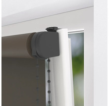 Dunkelbraunes Seitenzugrollo ohne Bohren mit Klemmfix-Befestigung an weißem Fensterrahmen.