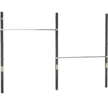 Barre de gymnastique double en métal avec trois poteaux noirs et deux barres transversales argentées à différentes hauteurs, EXIT Toys Logo.