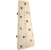 Mur d'escalade en lattes de bois clair avec des prises d'escalade vertes et grises pour enfants.