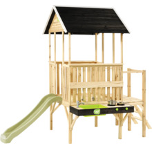 EXIT TOYS Spielhaus aus Holz auf Stelzen mit schwarzem Dach, grüner Rutsche und integrierter Spielküche. EXIT TOYS Logo.