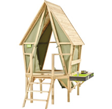 Spielhaus aus Holz für Kinder mit Spitzdach, kleiner Leiter, grünen Stoffvorhängen und angebauter Spielküche.