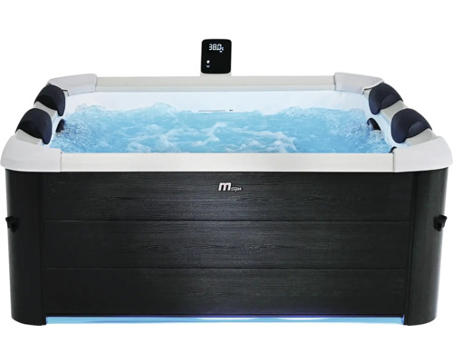 Spa MSpa avec habillage aspect bois, intérieur blanc, quatre appuie-tête, eau bouillonnante et écran numérique affichant 38 degrés Celsius.