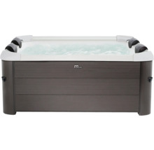 Spa MSpa avec habillage aspect bois foncé, coque intérieure blanche, quatre appuis-tête noirs et eau bouillonnante.