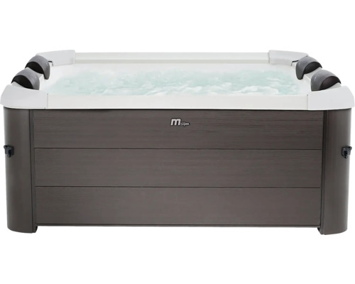 Spa MSpa avec habillage aspect bois foncé, coque intérieure blanche, quatre appuis-tête noirs et eau bouillonnante.