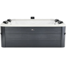 Spa rectangulaire MSpa avec revêtement aspect bois foncé, intérieur blanc et appuie-têtes noirs.