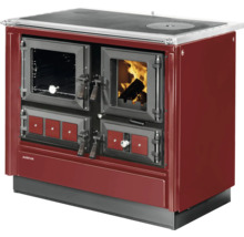 Cuisinière à bois rouge Justus avec four, vitre avec feu et plaque de cuisson.