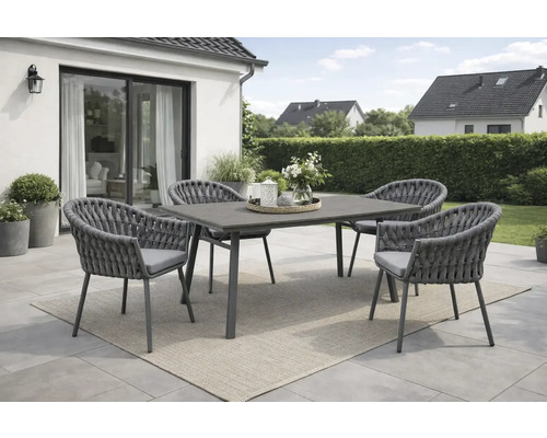 Ensemble de mobilier de jardin avec une table rectangulaire et quatre fauteuils en corde tressée sur une terrasse.