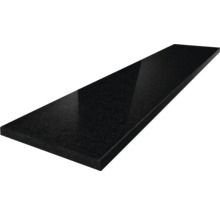Dalle de granit noir poli de forme rectangulaire.