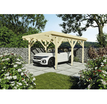 Freistehendes Einzelcarport aus hellem Holz mit Flachdach, in einem Garten mit weißem Auto und Gabionenwand platziert.