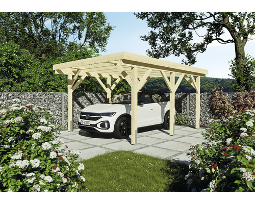 Freistehendes Einzelcarport aus hellem Holz mit Flachdach, in einem Garten mit weißem Auto und Gabionenwand platziert.