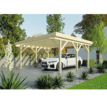 Holzcarport mit Flachdach, unter dem ein Auto und ein Motorrad auf einer gepflasterten Fläche stehen, umgeben von Bäumen und Pflanzen.