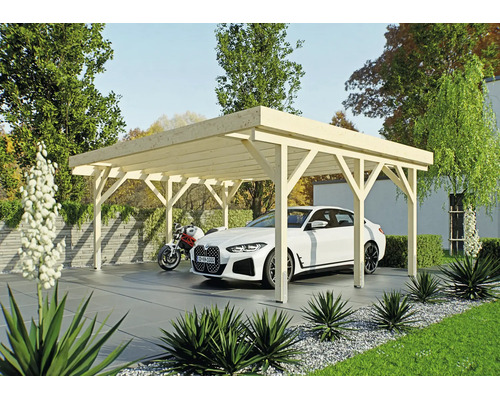 Holzcarport mit Flachdach, unter dem ein Auto und ein Motorrad auf einer gepflasterten Fläche stehen, umgeben von Bäumen und Pflanzen.