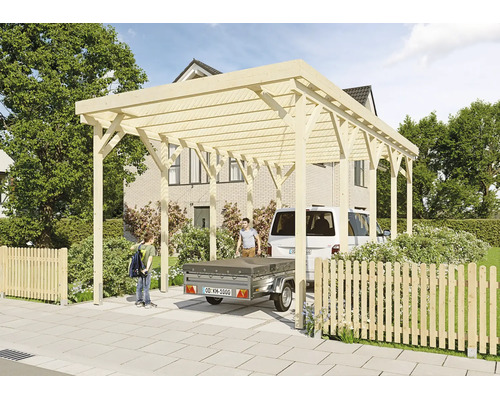 Holz-Carport mit Flachdach, freistehende Konstruktion aus hellem Holz auf einer gepflasterten Einfahrt vor einem Wohnhaus.