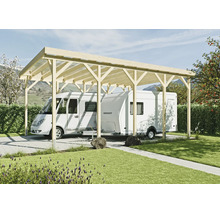 Carport en bois pour camping-cars et caravanes avec toit plat dans un jardin devant des haies et des montagnes.