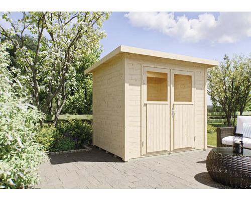 Abri de jardin moderne en bois clair avec toit plat et double porte vitrée sur une terrasse pavée dans un jardin.