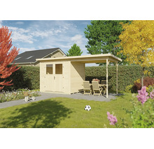 Abri de jardin en bois avec toit plat, double porte et terrasse couverte attenante équipée d'un salon de jardin dans un jardin lumineux.