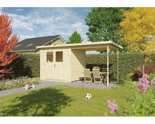Abri de jardin en bois avec toit plat, double porte et terrasse couverte attenante équipée d'un salon de jardin dans un jardin lumineux.