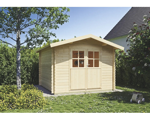 Abri de jardin en bois avec double porte et fenêtres, toit à deux pans, situé dans un jardin sur une pelouse à côté d'un arbre.
