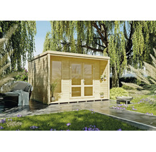Abri de jardin moderne en bois avec toit plat, double porte vitrée et fenêtre latérale sur une terrasse en pierre dans un jardin lumineux.
