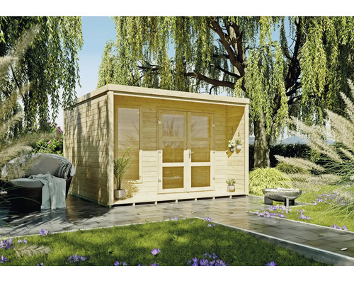 Abri de jardin moderne en bois avec toit plat, double porte vitrée et fenêtre latérale sur une terrasse en pierre dans un jardin lumineux.