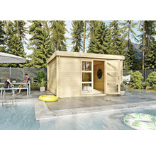 Abri de jardin moderne en bois avec toit plat et double porte vitrée sur une terrasse en pierre à côté d'une piscine.