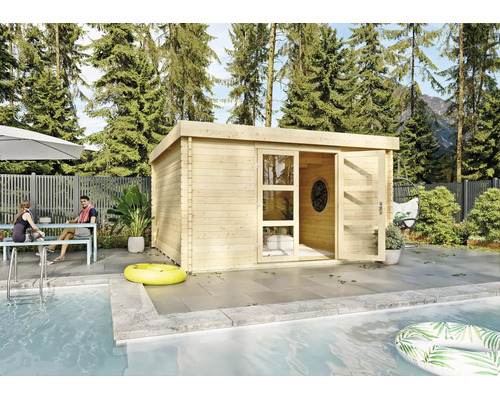 Abri de jardin moderne en bois avec toit plat et double porte vitrée sur une terrasse en pierre à côté d'une piscine.