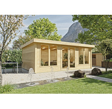 Abri de jardin moderne en bois avec de grandes baies vitrées sur une terrasse en pierre dans un jardin lumineux avec des fontaines.