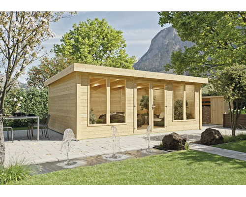 Abri de jardin moderne en bois avec de grandes baies vitrées sur une terrasse en pierre dans un jardin lumineux avec des fontaines.