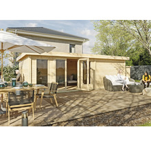 Abri de jardin moderne en bois avec grandes baies vitrées sur une terrasse en bois, avec salon de jardin et coin repas.