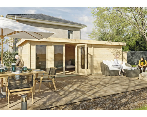 Abri de jardin moderne en bois avec grandes baies vitrées sur une terrasse en bois, avec salon de jardin et coin repas.