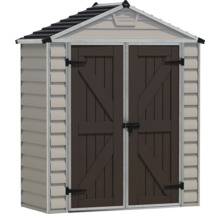 Abri de jardin en plastique avec toit à deux pans et doubles portes brunes avec traverses décoratives et ferrures noires.