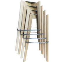 Tabourets de bar empilables en bois clair avec repose-pieds en métal ronds.