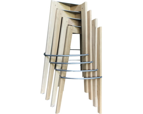 Tabourets de bar empilables en bois clair avec repose-pieds en métal ronds.