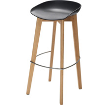 Tabouret de bar avec assise en plastique noir, quatre pieds en bois et un repose-pieds circulaire en métal.