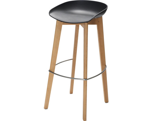 Tabouret de bar avec assise en plastique noir, quatre pieds en bois et un repose-pieds circulaire en métal.