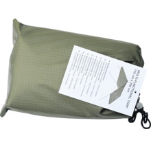 Bâche multifonctionnelle en polyester ripstop vert olive, emballée dans un sac avec cordon de serrage, dimensions 140 par 200 centimètres.