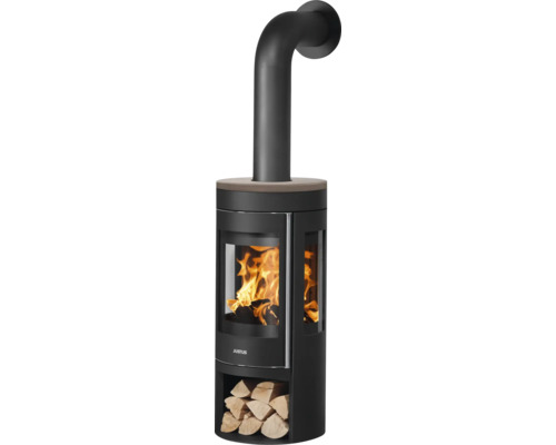 Justus Kaminofen in Schwarz mit Sichtscheibe, Ofenrohr und integriertem Holzfach inklusive brennendem Feuer und Kaminholz.