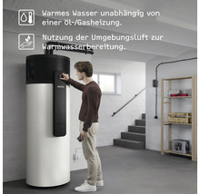 Homme utilisant une pompe à chaleur Stiebel Eltron dans une cave, chauffant l eau avec l air ambiant, indépendamment du fioul et du gaz.