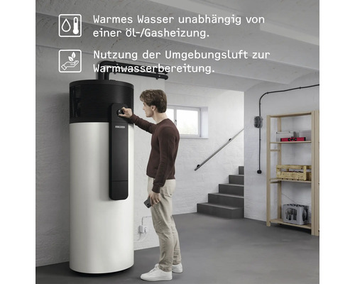Homme utilisant une pompe à chaleur Stiebel Eltron dans une cave, chauffant l eau avec l air ambiant, indépendamment du fioul et du gaz.